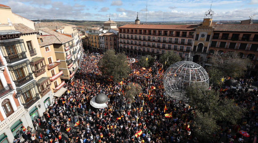 Miles de personas salen a calles de C-LM convocadas por PP para mostrar su rechazo a amnistía y pedir a Page que la pare